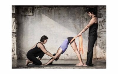 Il patto di fiducia tra allievo e insegnante: gli aggiustamenti nell’Ashtanga Yoga